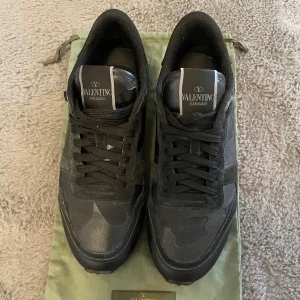 Svarta Valentino Rockrunners - Säljer ett par svarta Valentino Rockrunners. De är i riktigt  bra skick och har mycket kvar att ge! Dustbag ingår. Som man kan se så är nitarna fortfarande i toppskick‼️ Hör av dig direkt vid frågor eller liknande!🙂🙌