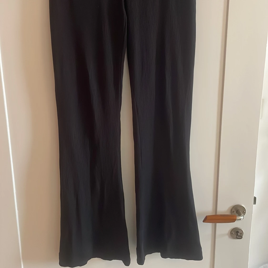 Svarta ribbade  vida byxor  - 1