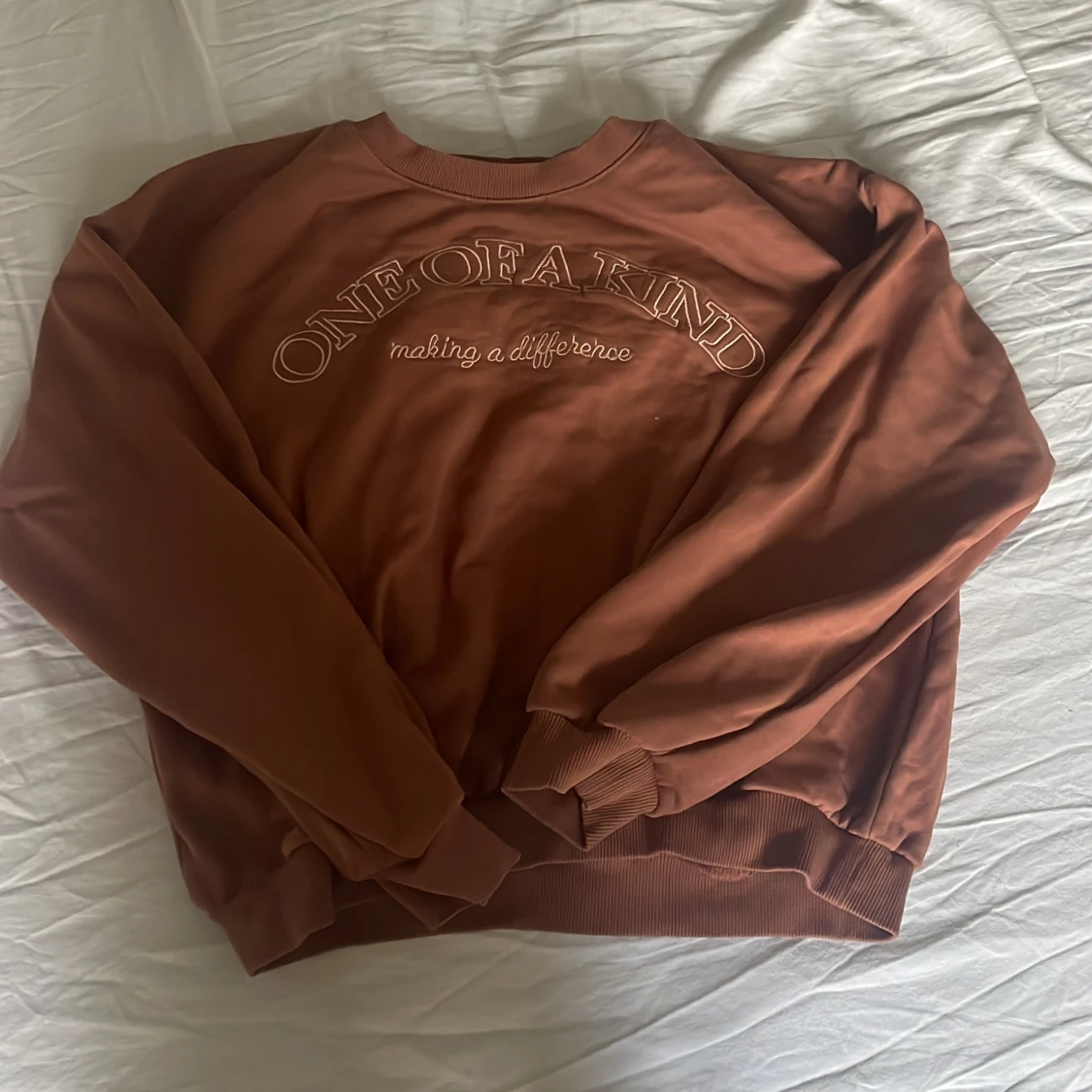 Brun sweatshirt från Lindex med text