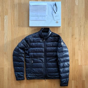Moncler Jacka Acorus - Tja! Säljer min moncler acorus jacka då den inte kommer så mycket till användning längre. Den har inga skador eller defekter och kommer självklart med original låda och kvitto. Priset är inte spikat, så det är bara att höra av er!😁 Storlek 3 vilket motsvarar M/L.