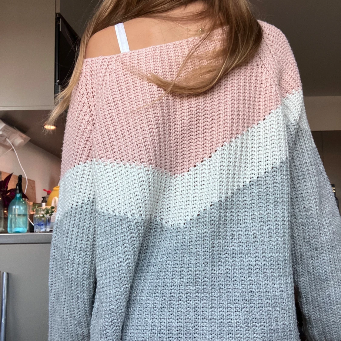 Stickad tröja i pastellfärger  - 1