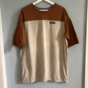Brun patagonia T-shirt  - Brunbeige patagonia T-shirt. Helt oanvänd men utan tagg. Storlek L.