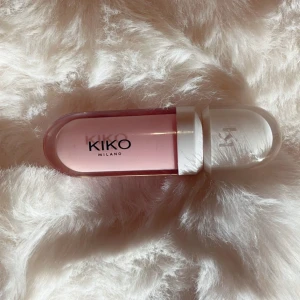 KIKO Milano Lipgloss - Säljer ett plumping lip gloss från KIKO Milano i en supersöt ljus rosa färg💕 Den är använd några gånger men det är mycket kvar, färgen är 01 tutu rose 🤍skriv om ni har frågor!! 