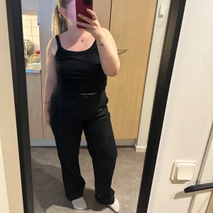 Svarta byxor från Dickies - Svarta byxor från Dickies med raka ben och normal passform. Storlek W31. Köpt för 799 och har nog använt de 1-2 gånger, så i nyskick fortfarande. Säljer för 250kr, kan diskuteras vid snabb affär. 