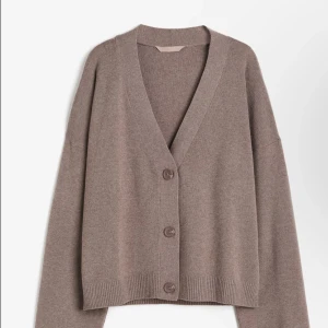 Brun kofta med knappar - Mysig beige/brun kofta med v-ringning och tre knappar framtill. Från hm. Storlek S🤎