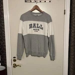 Ball tröja  - Grå ball tröja/crewneck. Använd fåtal gånger bra skick. Kom privat för fler bilder. 