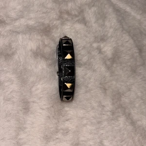  svart Valentino armband!  - Valentino armband, legit och ekta Säljer bara för 500kr
