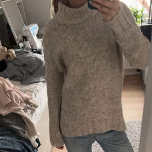 Beige stickad polotröja  - Jättefin stickad tröja med polokrage som endast är använd en gång! Jättebra skick😊
