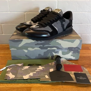 Valentino rockrunners - Helt nya Valentino Garravani Rockrunners. Använda en gång och i perfekt skick. Säljer eftersom dom inte passade mig. Pris kan diskuteras. Allt i bilderna ingår.