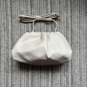 Beige axelväska i skinnimitation - Veganskt läder, clutch bag, dumpling bag, 21x7x14cm.