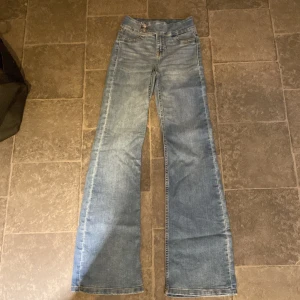 Blå bootcut jeans med medelhög midja - Snygga blå jeans med bootcut passform