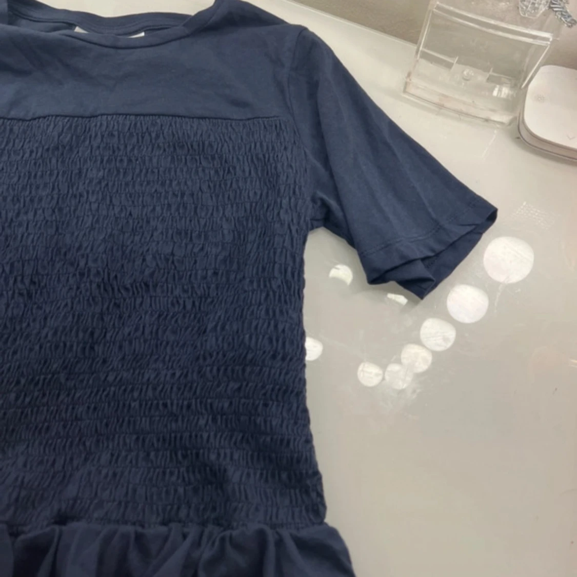 Mörkblå topp med volang från Gina Tricot - 1