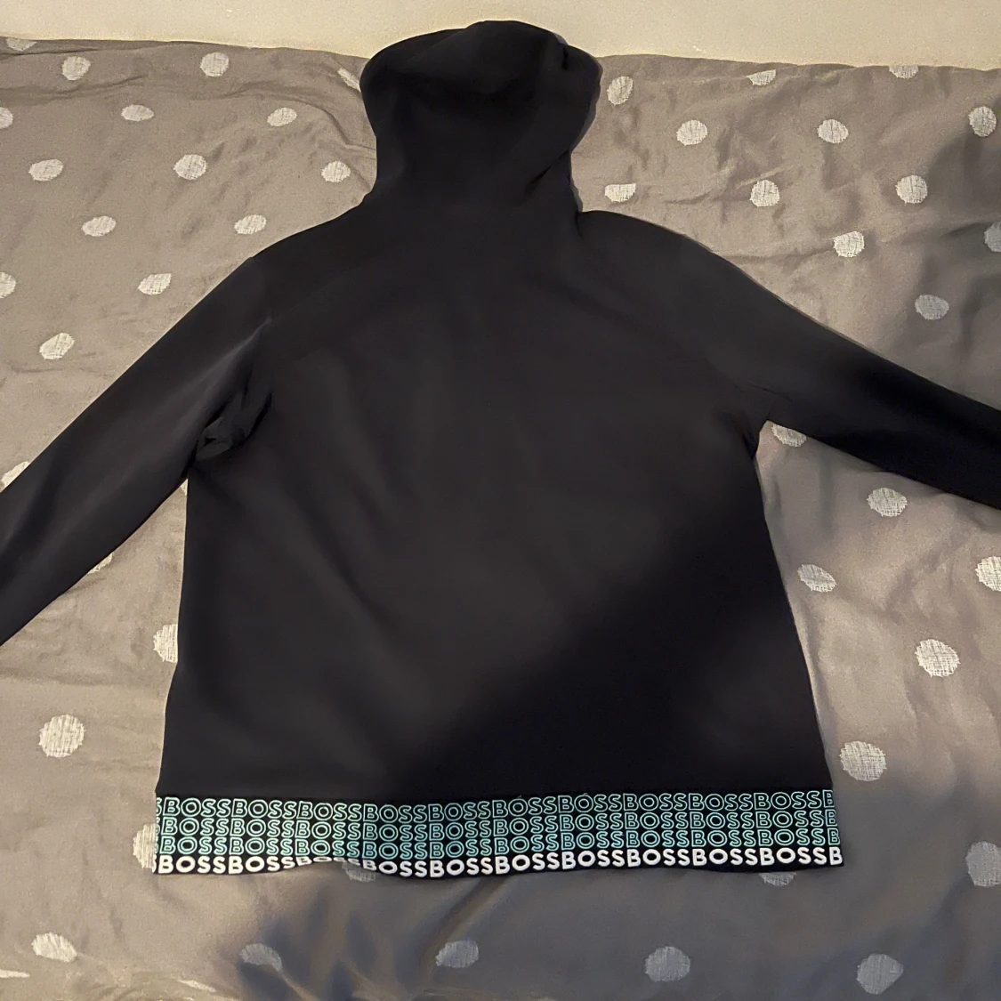 Svart hoodie från BOSS med dragkedja - 1