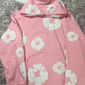 Rosa hoodie från Denim Tears med blommor - Använd 1 gång 