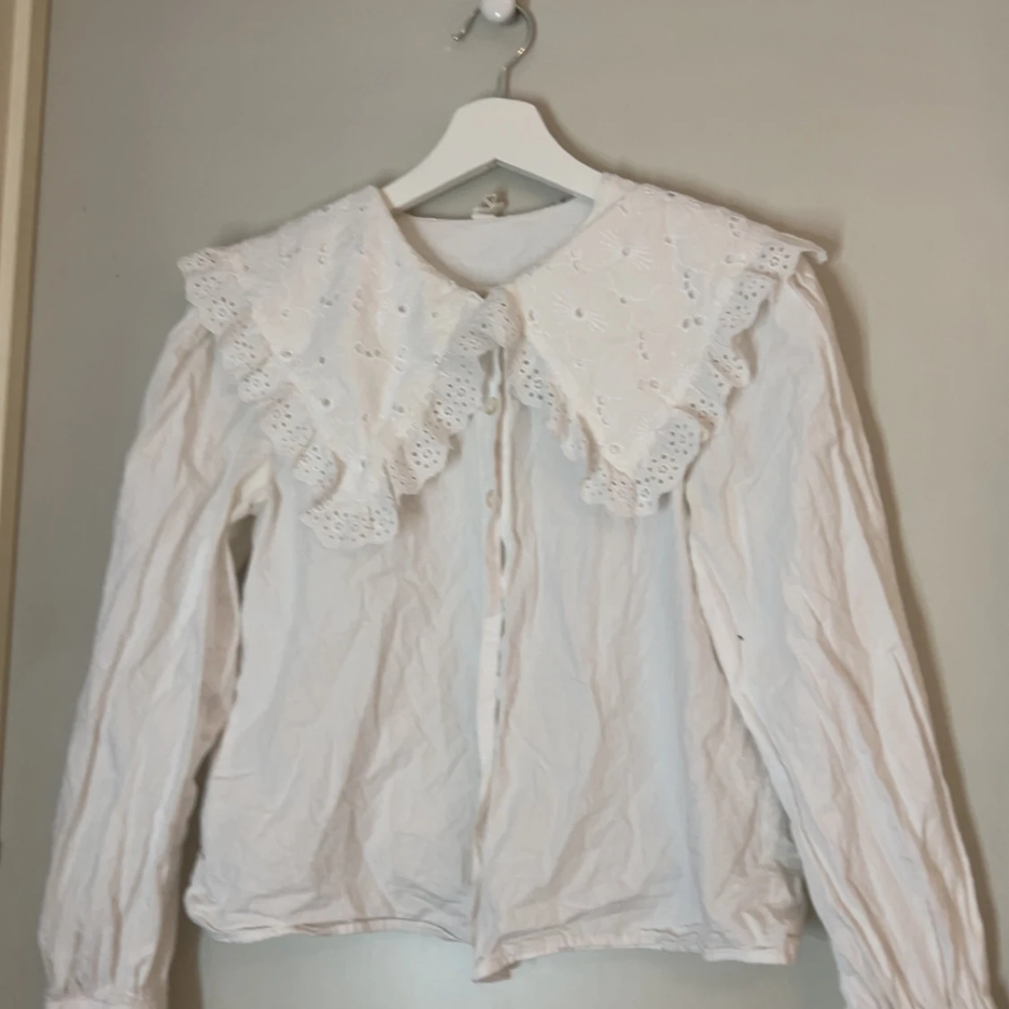 Vit blus med spetskrage från MNG