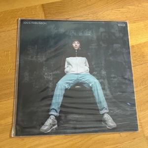 Walls vinyl av Louis Tomlinson  - Bara spelad en gång, är i bra skick. 