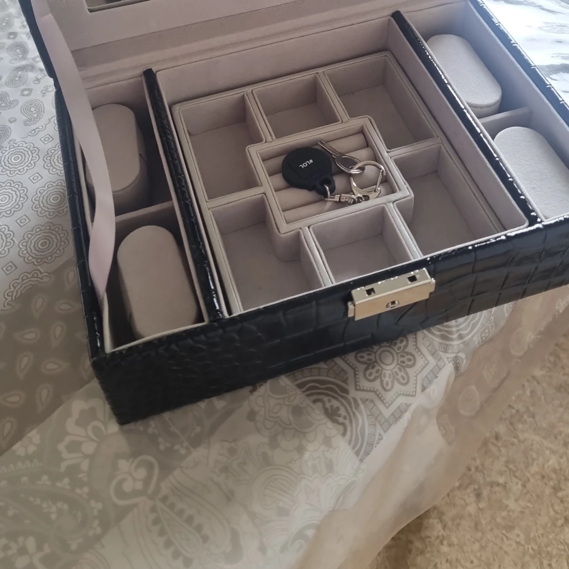 Svart smyckesbox i krokopräglat skinn - 4