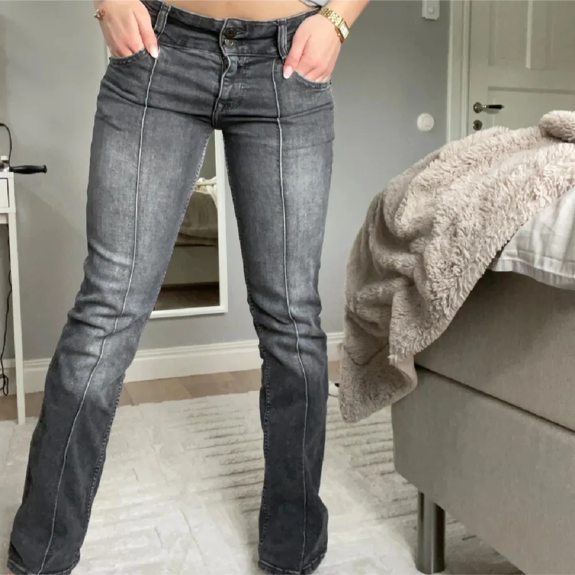 gråa jeans