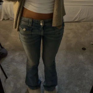 Lågmidjade bootcut jeans i ljusblå denim - low waist boot cut utan fickor där bak🤗 Innerbenslängd ca 79cm, mått rakt över midjan ca 38cm! 