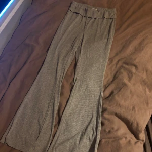Grå vida mjukisbyxor - Grå mjukisbyxor med bred resår i midjan och utsvängda ben. Mjukt och stretchigt material som är riktigt skönt att ha på sig. Perfekta för en avslappnad stil och passar till allt.