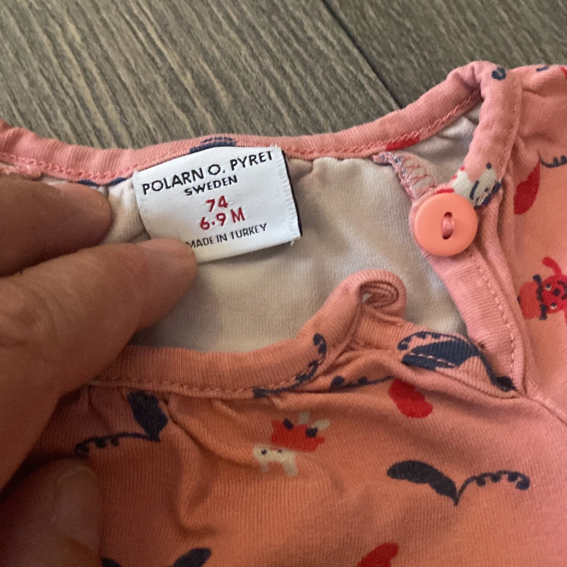 Rosa blus med djurmönster Polarn O. Pyret - 2