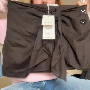 Omlott kjol - Säljer denna fina linne kjol från zara, köptes i Spanien för ca 300kr🩷