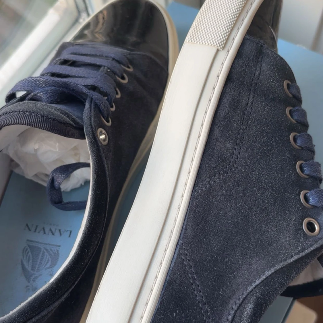 Mörkblå sneakers från Lanvin i mocka - 2