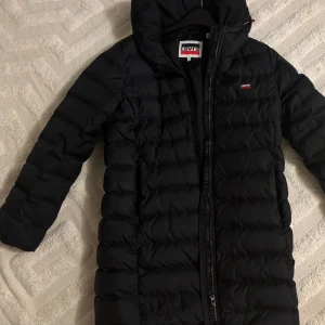 Levis Jacka - • Jätte fin och skön vinterjacka perfekt till de kalla vinterdagarna  • Köpt för ca. 870 kr • Storlek M men passar även S beroende på vilken passform man söker • Använd max 2-3 gånger Pris kan diskuteras vid snabbt köp! 💗