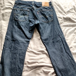 Levi's 501 blå jeans relaxed straight - Klassiska Levi's 501 jeans i blå denim med relaxed straight fit. Nyskick, knapptanvända, inga defekter. Fråga om vad som helst, pris går att diskuteras.