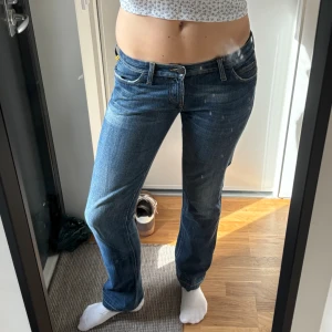 Super low waist vintage jeans - Väldigt lågmidjade raka vintage jeans från Meltin Pot. Jag är 175 cm lång och storleken är w30 l34.