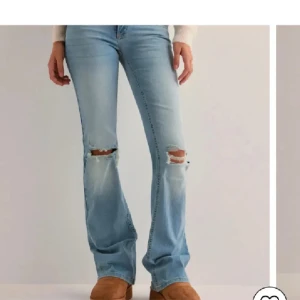 lågmidjade jeans med slitningar - så fina jeans med slitningar. säljer pga att dom inte kommer till användning 💗💗 midjemått 36,5-37cm innerbenslängd 82 cm