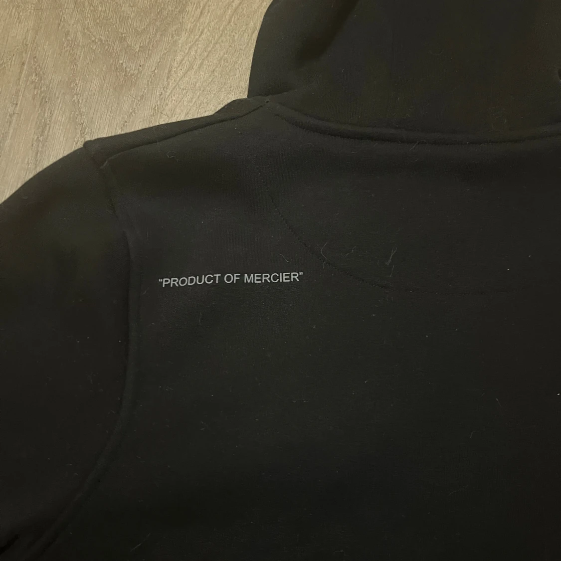 Svart hoodie från Mercier med patchar - 4
