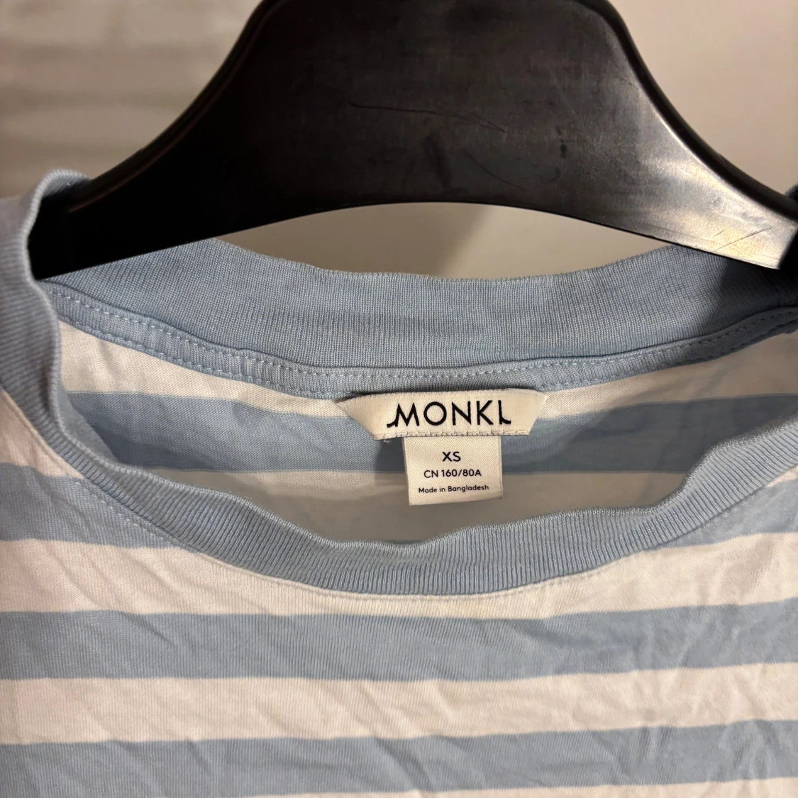 Blåvit randig långärmad tröja - 1