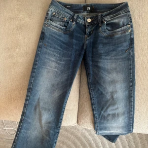 Lågmidjade LTB jeans  - Lågmidjade jeans från LTB, modell Valerie. Supersnygg modell som är lite flare i benen. Storlek 27-32. Köpa för 829kr.