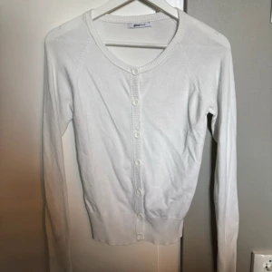 Vit kofta  - Vit kofta med knappar, lite nopprig