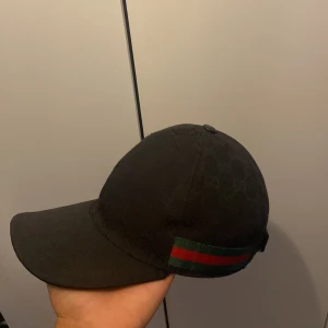 Gucci keps  - Canvas svart. Inga skador eller fläckar på kepsen, finare skick i denna storlek för detta pris hittar du absolut inte 