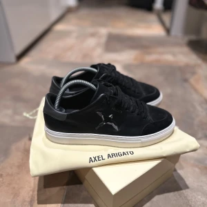 Svarta sneakers från Axel Arigato - Svarta sneakers från Axel Arigato. Ny pris 2600kr. Andvända 2 gånger och väldigt bra kvalitet.