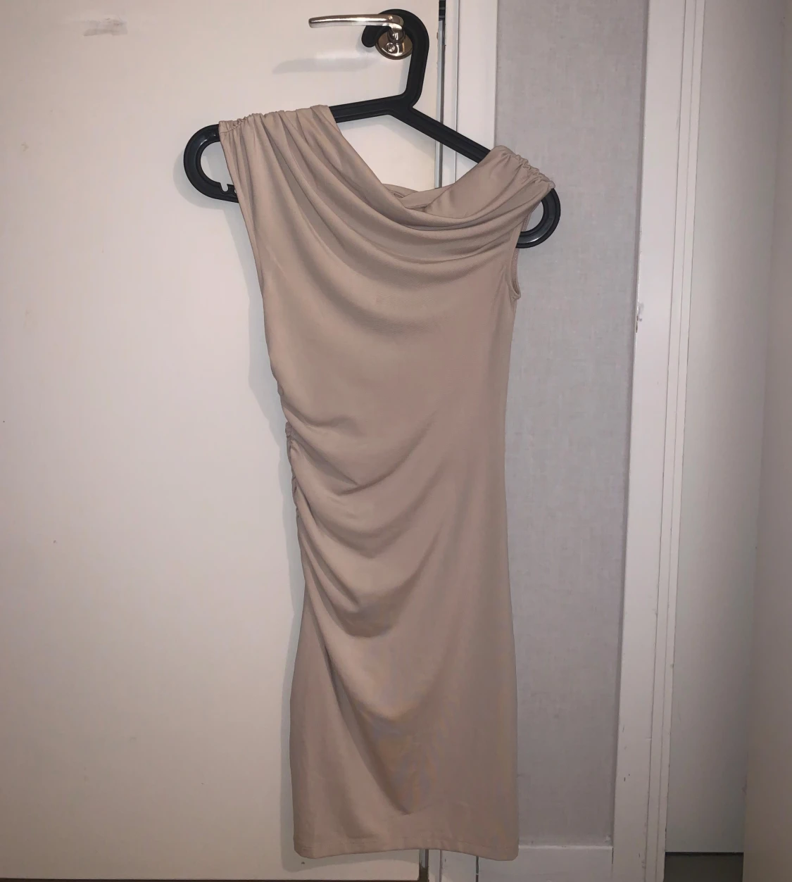 Beige klänning hm - 1