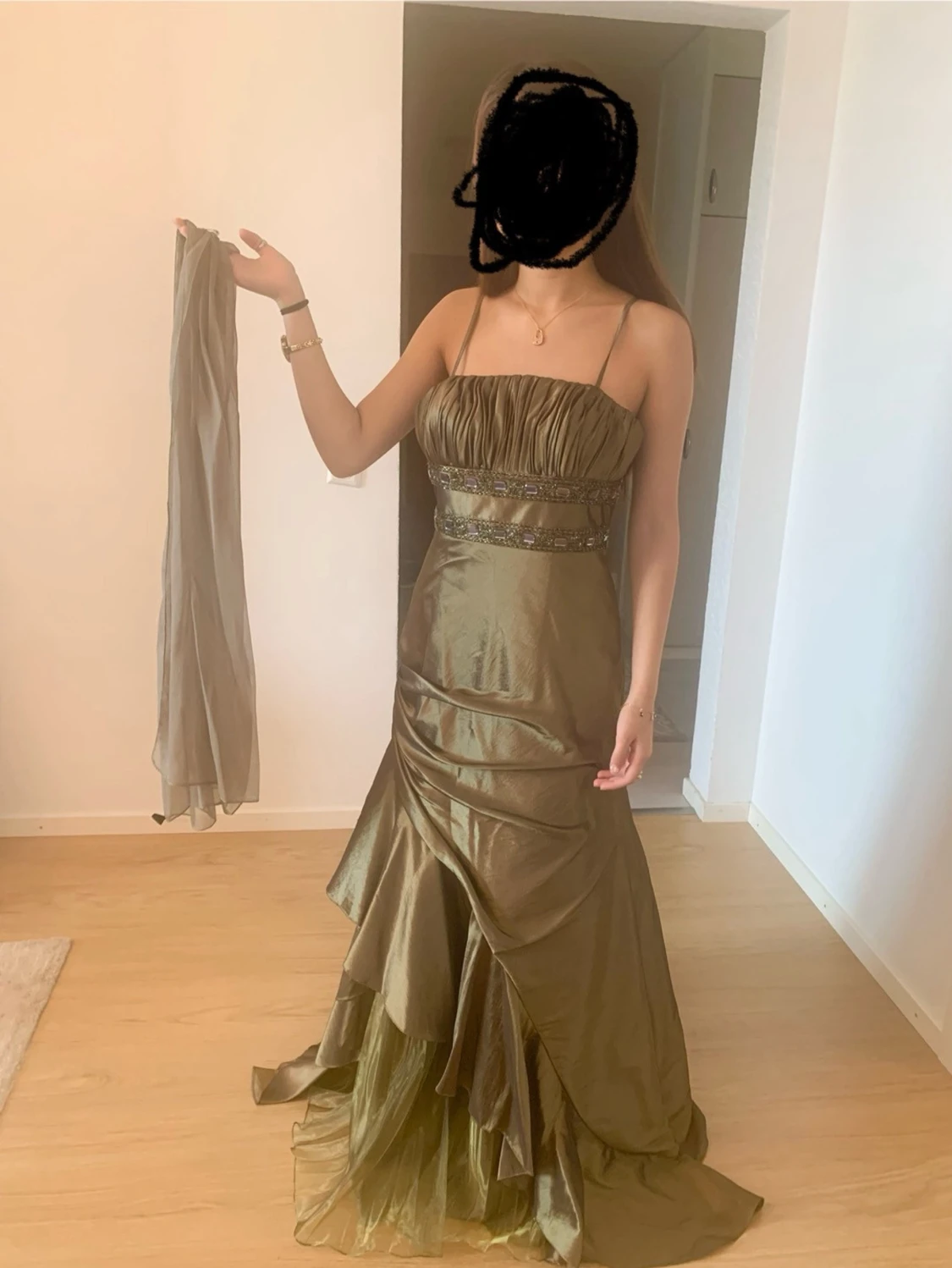 Olivgrön långklänning med pärldetaljer