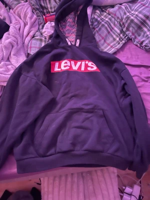 Levis huddie - Levis huddie storlek M, skön, stor, aldrig andvänd 