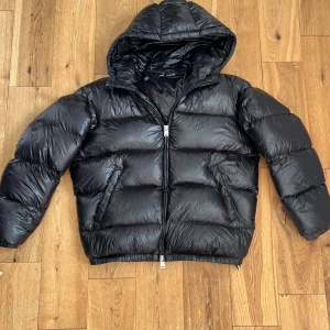 Zara pufferjacka   - Säljer en svart pufferjacka från Zara. Använder inte för den va för liten för mig så är helt ny. Väldigt svår och få ta i storlekar. Storlek L men sitter som M