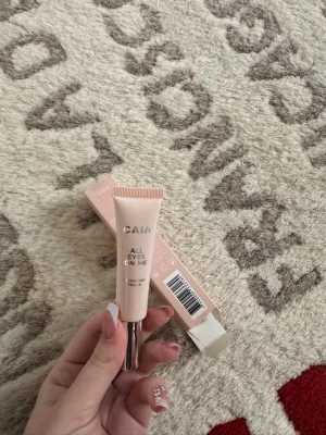 CAIA All Eyes On Me Eyeshadow Primer - Säljer en CAIA All Eyes On Me eyeshadow primer i en ljusrosa tub med silvrig kork. Kommer i en matchande ljusrosa kartong. Perfekt för att få ögonskuggan att sitta hela dagen och ge en jämn bas. Tuben är smidig att ta med i sminkväskan.