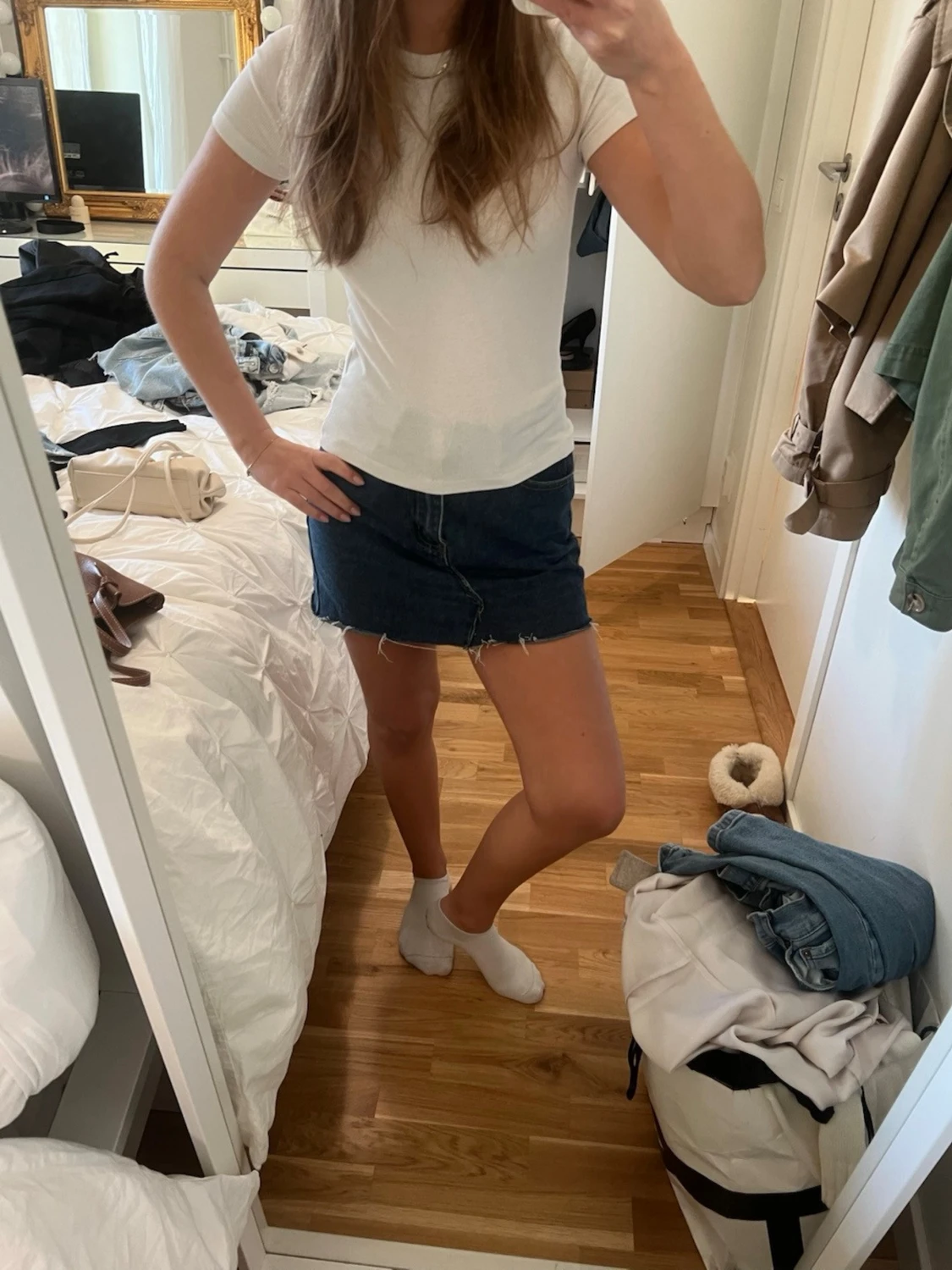 Mörkblå jeanskjol med rå kant - 2