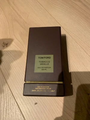 Tom Ford Tobacco Vanille 100ml - Tom ford tobacco vanille 100ml.  Lyxig och modern doft för dig som vill sticka ut. Inte använd alls bara testat då den inte passade mig så bra!