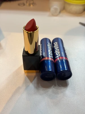 Rött matt läppstift & Labello duo - Säljer ett matt läppstift i färgen 520 Rouge med elegant guld- och svart hylsa, samt två Labello läppbalsam i nyanserna Rose och Pink. Perfekt för dig som vill ha både färg och återfuktning till läpparna. Läppstiftet har en klassisk röd ton och stilren design.