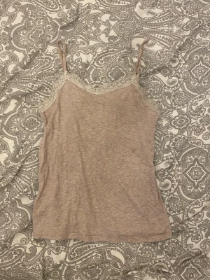 Grått linne med spets - Grått linne från H&M med spets i storlek XS.