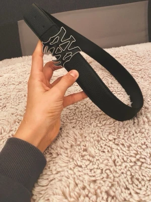 Amerri bälte - Svart bälte som passar fint och ser modern ut 