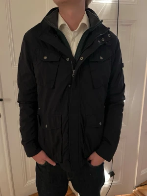 Woolrich Jacka - Säljer en Woolrich Field jacka i mycket gott skick! 💸 Nypris: ca 9000 kr 🚚 Snabb frakt! Skickas inom 1–2 dagar ✅ Inga fläckar, hål eller synliga tecken på slitage.   💬 Skriv gärna vid frågor – jag svarar snabbt!