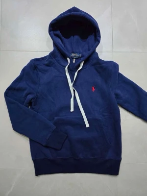 Ralph Lauren hoodie  - Blå Ralph lauren hoodie storlek S snörena går att minska skriv gärna vid intresse eller frågor✅