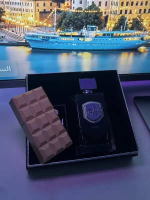  Lattafa Liam grey och Sabrina Carpenter sweet toorh caramel - Lattafa Liam kommer i en modern flaska med unik design. Perfekt för dig som vill sticka ut och ge din stil en extra touch. Volym och ingredienser framgår ej på bilderna.